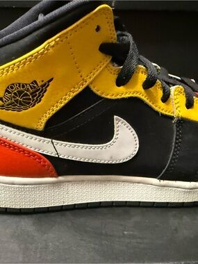 Nike Air Jordan 1 Mid SE 'Amarillo'